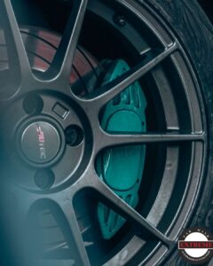 Read more about the article Kako sunce i visoke temperature utječu na lak automobila?